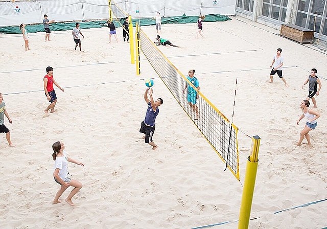 Voller Einsatz auf dem Volleyballfeld: Hier machen Kantischüler mit Flüchtlingen zusammen Sport. Barbara Scherer
