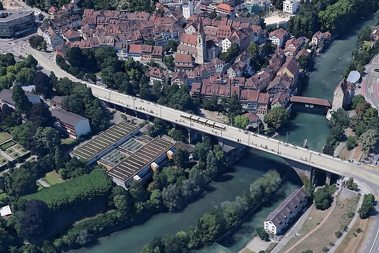 Die Limmattalbahn wird nach Baden verlängert. Das scheint unbestritten. Die Frage ist jedoch, ob in Zukunft nur sie die Hochbrücke benutzen wird oder ob auch noch andere Verkehrsmittel, wie Autos oder Velos, gestattet sind.   Visualisierung: zVg