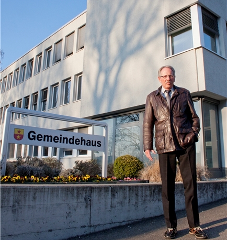 Willy Krüttli vor dem Gemeindehaus.Foto: sa