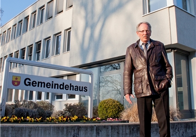 Willy Krüttli vor dem Gemeindehaus.Foto: sa
