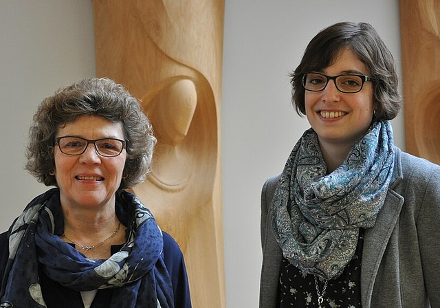 Nach 25 Jahren in der Gemeindebibliothek geht Marie-Madeleine Stöckli (l.)vorzeitig in Pension. Neu übernimmt die Leitung Susanne Keller. Foto: zVg 