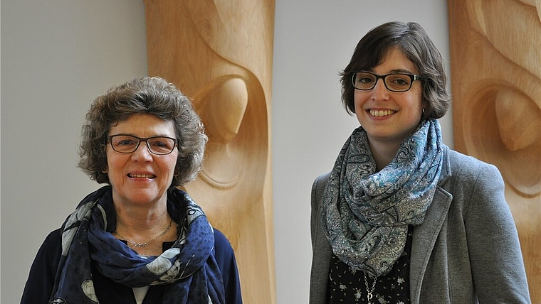 Nach 25 Jahren in der Gemeindebibliothek geht Marie-Madeleine Stöckli (l.)vorzeitig in Pension. Neu übernimmt die Leitung Susanne Keller. Foto: zVg