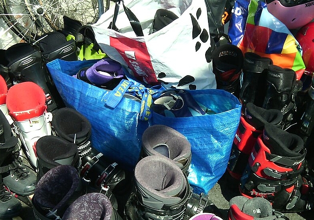 72 Velos und viele gut erhaltene Skis und Skischuhe kamen zusammen. zVg Ein Velo trug sogar die Signatur seines ehemaligen Besitzers Ferdi Kübler.zVg 