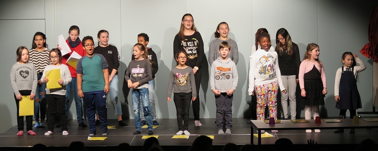 Singreise Auftritt in der Aula.
