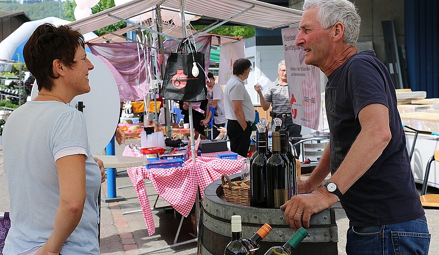 Der Würenloser Winzer Martin Wetzel <em>an seinem Stand im Gespräch mit einer Besucherin.</em>