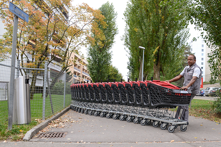 Überall in Spreitenbach stehen Einkaufswagen vom Shoppi Tivoli, obwohl das Entwenden der «Wägeli» verboten ist. (Barbara Scherer)