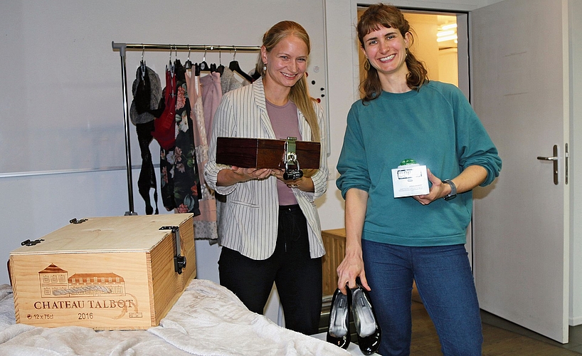 Wollen über Menschenhandel informieren: Sarah Scheuzger (l.) und Michèle Marti im mobilen Escape-Room, der zurzeit in Wettingen steht.Bilder: Melanie Bär Wollen über Menschenhandel informieren: Sarah Scheuzger (l.) und Michèle Marti im mobilen Escape-Room, der zurzeit in Wettingen steht.Bilder: Melanie Bär