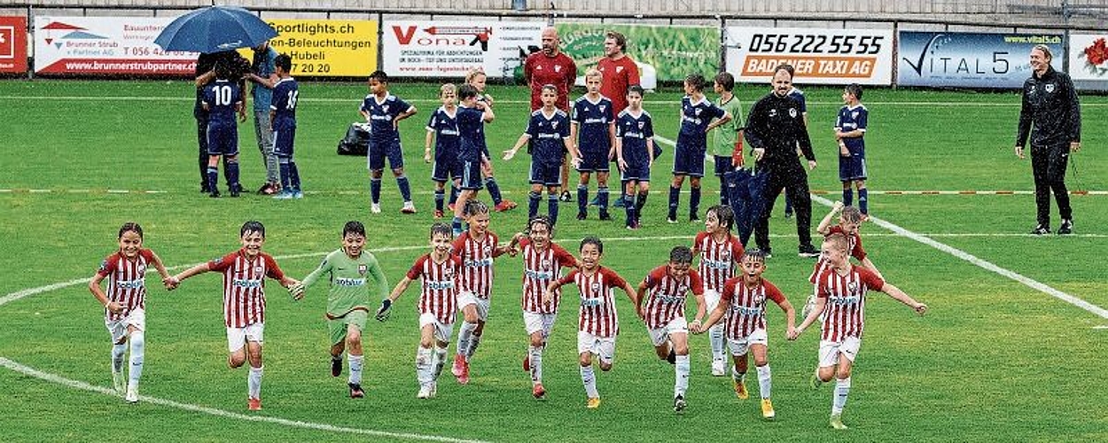 Die Nachwuchssportler der Swiss Football School aus Zürich (in rotem Trikot) gewannen das Juniorenspiel gegen die E1-Spieler des FC Wettingen mit 3:1.
