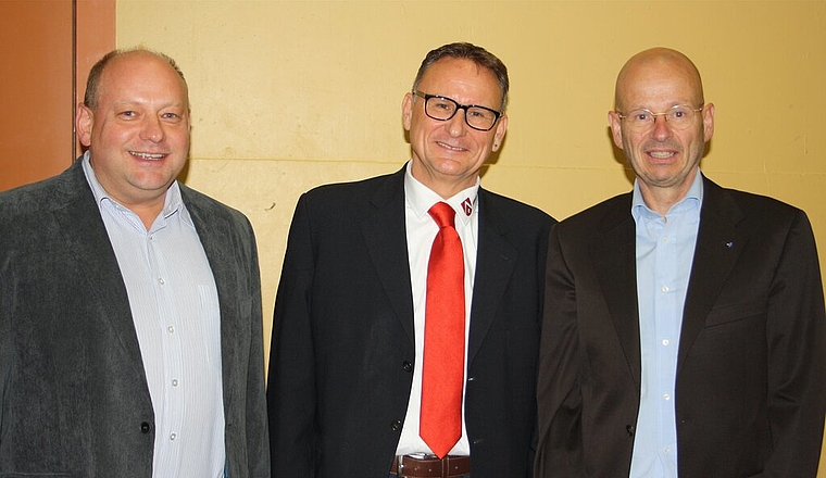 Gemeindevertretung und Projektleitung: Valentin Schmid, Gemeindepräsident Spreitenbach, Werner Scherer, Gemeindeammann Killwangen, und Markus Leimbacher, Projektleiter (v.l.). Fotos: se
