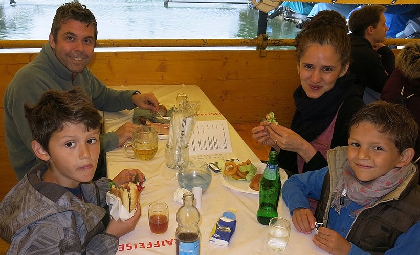 Familie Truninger aus Otelfingen liess sich am Fischessen kulinarisch verköstigen.