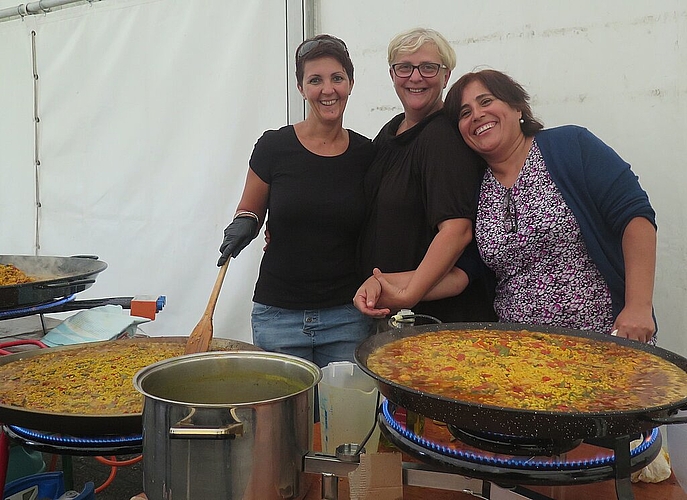Mitglieder <em>vom «Acris»-Verein haben Paella für die Gäste gekocht.</em>
