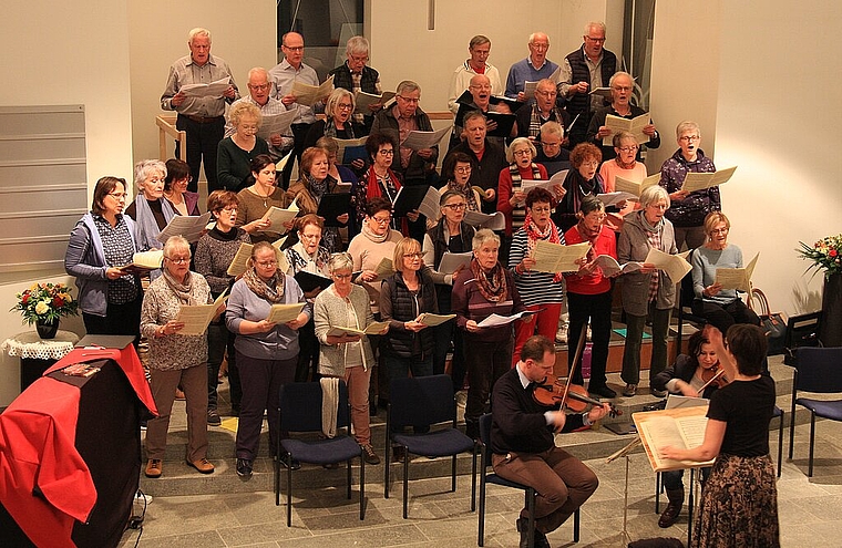 Eine gemeinsame Probe <em>des Kirchenchors</em><em>Cäcilia</em><em>mit den Bridge Singers in der reformierten Kirche Würenlos.</em><em>Melanie Borter</em>