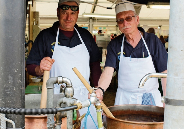 Charles Huber (r.) kochte am Dorffest mit Nenad Rebic Gerstensuppe. Melanie Bär