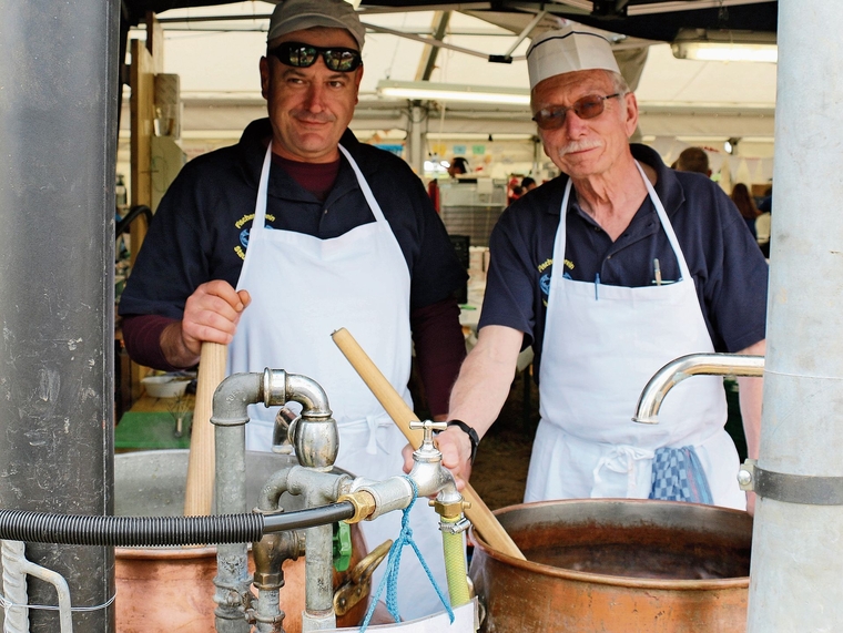 Charles Huber (r.) kochte am Dorffest mit Nenad Rebic Gerstensuppe. Melanie Bär