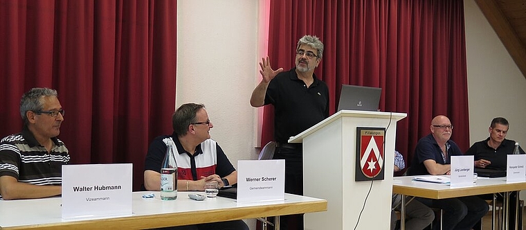 Der Wettinger Gemeinderat Philippe Rey (M.) berichtete aus Wettingens Erfahrungen mit der Schulsozialarbeit. Foto: ska 