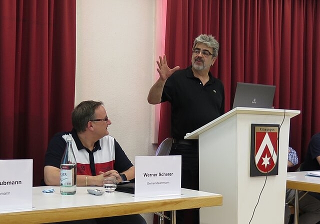 Der Wettinger Gemeinderat Philippe Rey (M.) berichtete aus Wettingens Erfahrungen mit der Schulsozialarbeit. Foto: ska 