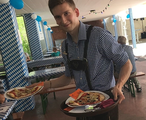 Servieren in Lederhosen. (zVg)
