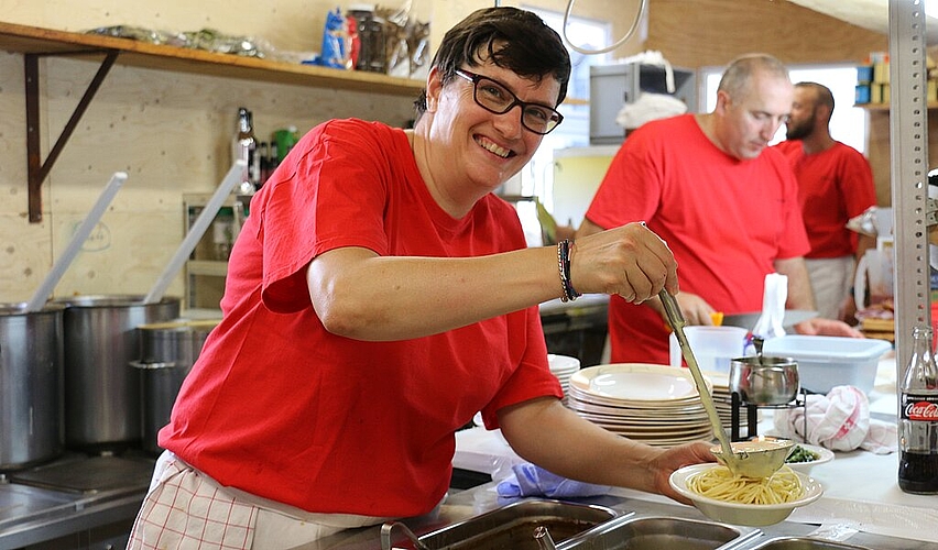 Patricia Huggenberger ist Gugge-Mitglied und half in der Küche mit.Melanie Bär