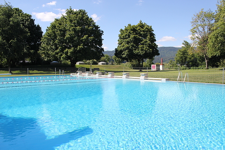 Ab Samstag kann man im «Wiemel» in Würenlos wieder schwimmen. Allerdings mit Vorschriften. Längen schwimmen muss man etwa im Kreisverkehr.  Rahel Bühler
