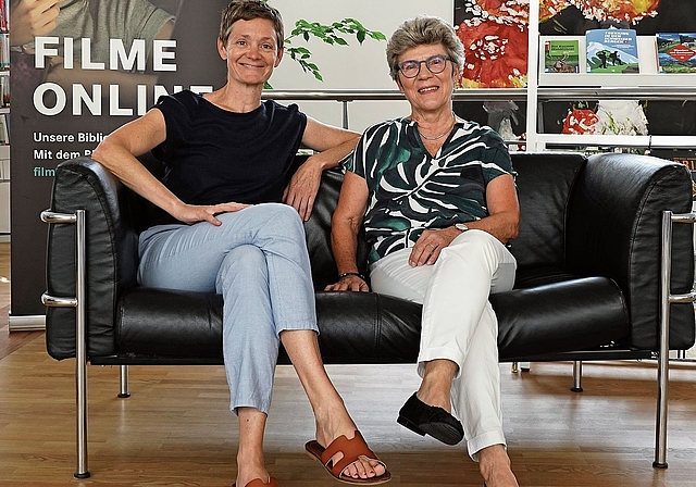 Sabine Hofmann (l.) sitzt mit der früheren     Leiterin Marie-Madeleine Stöckli Wetzel auf dem Sofa. zVg
