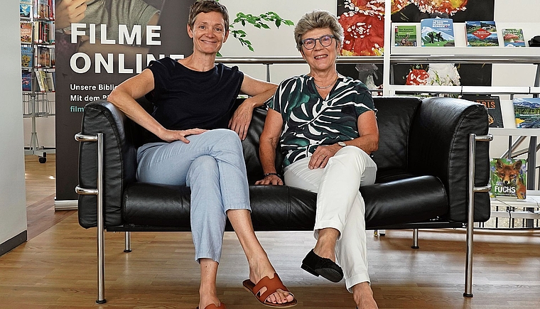 Sabine Hofmann (l.) sitzt mit der früheren Leiterin Marie-Madeleine Stöckli Wetzel auf dem Sofa. zVg