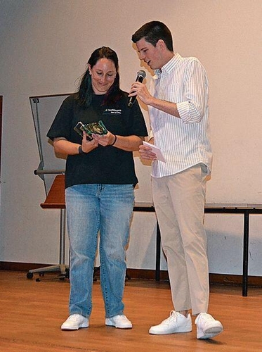 Special Award: Organisatorin Nina Crameri erhält den Preis. ihk