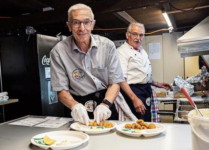 Roman Würsch (links) bereitet den Fischteller zu.gk