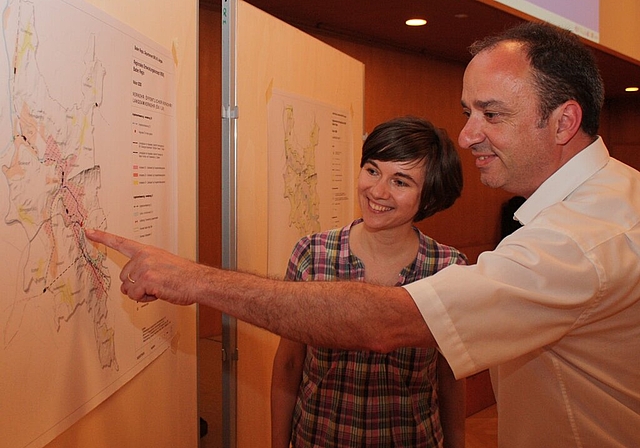 Ingenieurin Dunja Kovári und Ammann Markus Dieth vor dem Siedlungsplan.Foto: bär