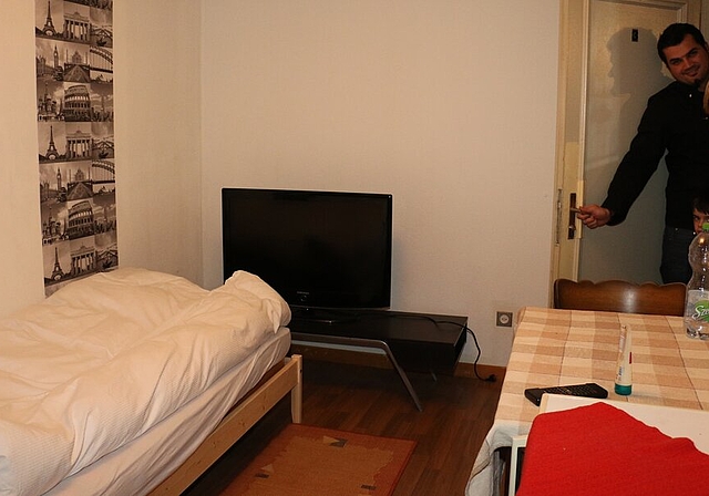 Serkan und Sabrina Ates geben Einblick in die neu renovierten Hotelzimmer. Foto: bär