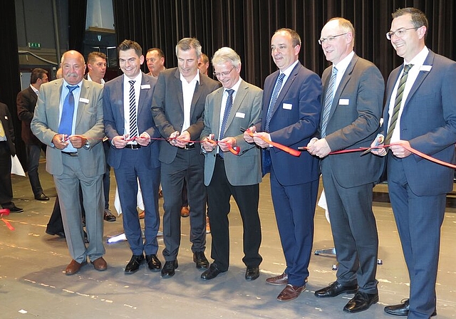 Startschuss (v.l.) Hans und Marco Biland (ZT Fachmessen AG), Kuno Schumacher (Präsident SIA Aargau), Hans Killer (Präsident bauenschweiz), Markus Dieth (Gemeindeammann), Hansjörg Knecht (Präsident HEV Aargau), André Biland (ZT Fachmessen AG).Fot