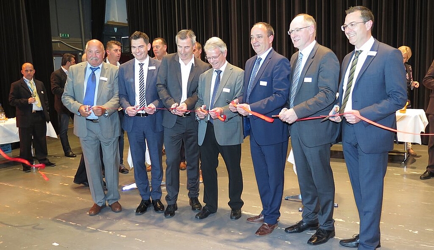 Startschuss (v.l.) Hans und Marco Biland (ZT Fachmessen AG), Kuno Schumacher (Präsident SIA Aargau), Hans Killer (Präsident bauenschweiz), Markus Dieth (Gemeindeammann), Hansjörg Knecht (Präsident HEV Aargau), André Biland (ZT Fachmessen AG).Fotos: Mü
