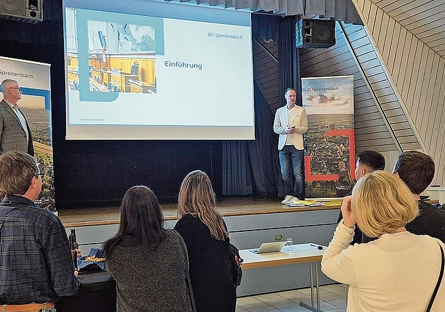 Wie funktioniert die Gemeinde? Präsident Markus Mötteli (l.) und Verwaltungsleiter Patrick Geissmann erklären.   zVg