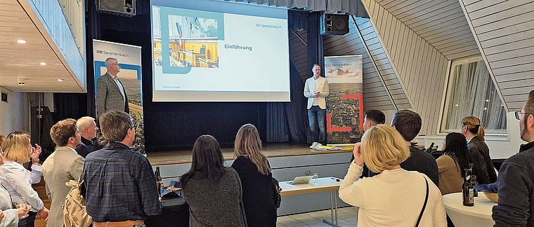 Wie funktioniert die Gemeinde? Präsident Markus Mötteli (l.) und Verwaltungsleiter Patrick Geissmann erklären.   zVg