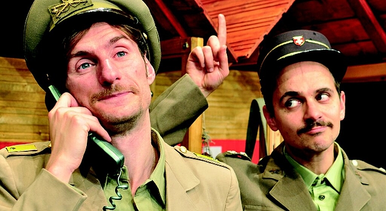 Zoffen sich am Zoll: Zöllner Ueli Schäfer (Federico Dimitri) (l.) und Kollege Mario Mericucci (Fabrizio Pestilli). Foto: zVg