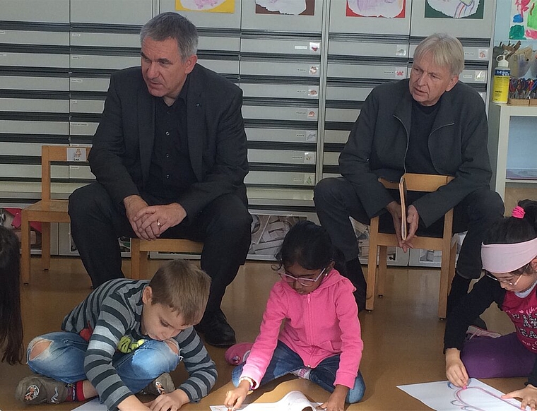 Alex Hürzeler und Christian Äberli zu Besuch bei Schulkindern (v.l.).Foto; zVg