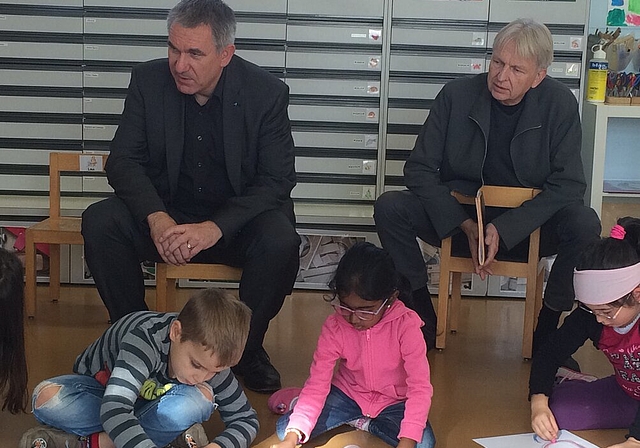 Alex Hürzeler und Christian Äberli zu Besuch bei Schulkindern (v.l.).Foto; zVg