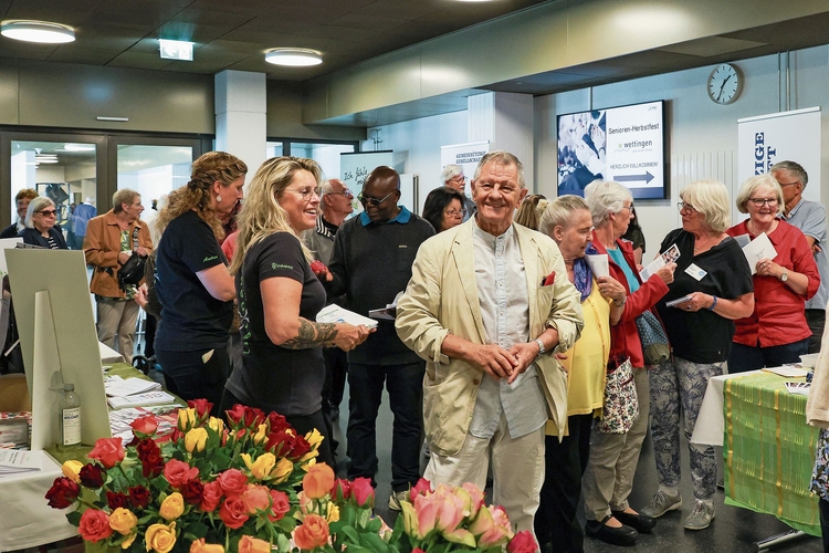 Das Foyer füllt sich bereits ab 13 Uhr mit geladenen Gästen.gk