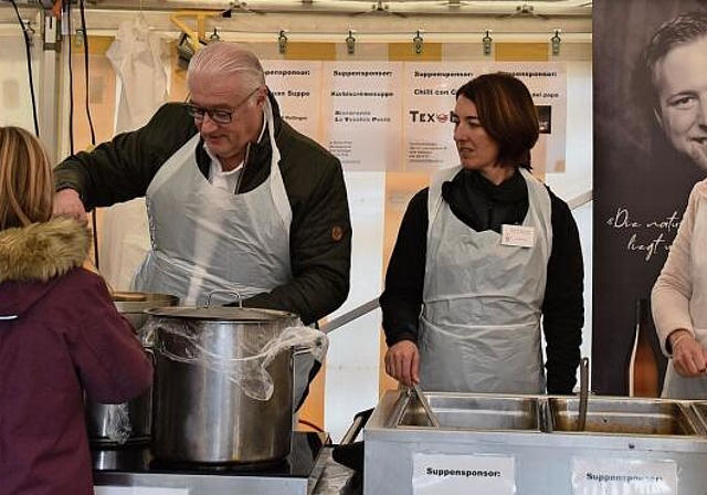 Der Suppentag ist ein alter und wichtiger Anlass in Wettingen. Auch Roli Kuster schöpfte aus. Stefan Biedermann