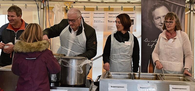 Der Suppentag ist ein alter und wichtiger Anlass in Wettingen. Auch Roli Kuster schöpfte aus. Stefan Biedermann