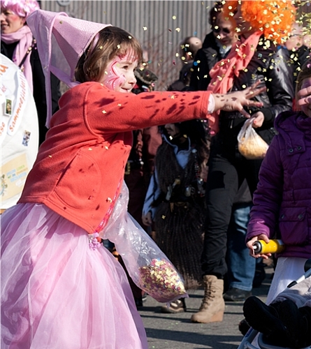 Mädchen werfen mit Konfetti ...
