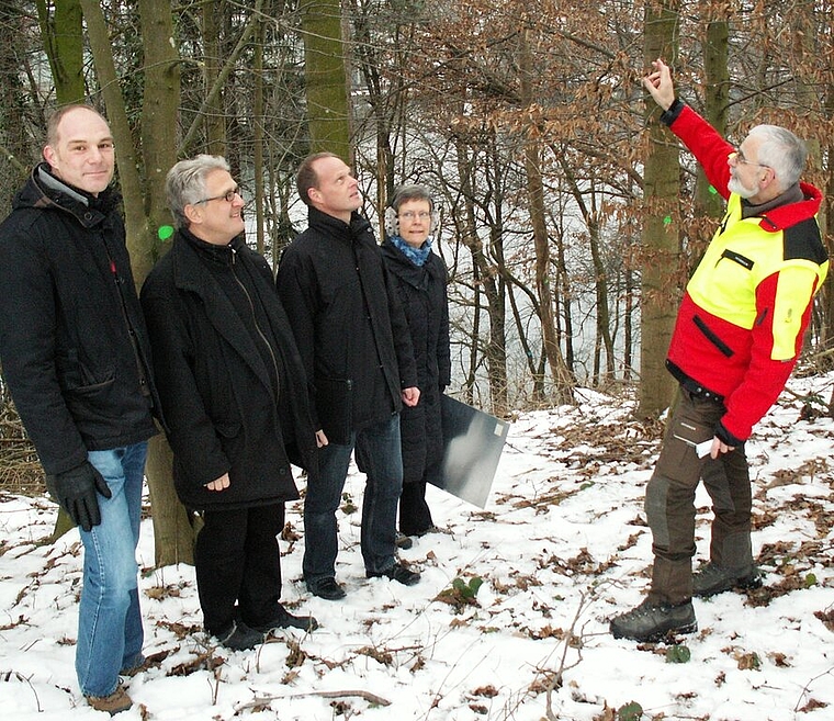 Lauschen den Ausführungen von Revierförster Philipp Vock (r.): (v.l.) Marco Kaufmann (Natur- und Vogelschutzverein), Christoph Busenhart (Betriebsleiter Kraftwerke an der Limmat), Urs Heimgartner (Leiter Bau- und Planungsabteilung) und Doris Steina