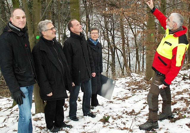 Lauschen den Ausführungen von Revierförster Philipp Vock (r.): (v.l.) Marco Kaufmann (Natur- und Vogelschutzverein), Christoph Busenhart (Betriebsleiter Kraftwerke an der Limmat), Urs Heimgartner (Leiter Bau- und Planungsabteilung) und Doris Steina