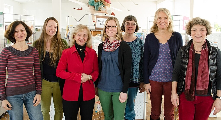 Das Bibliotheksteam (v.l.): Christina Hug, Nicole Minikus, Elisabeth Capaul, Nicole Krebser, Helen Dobberstein, Katrin Diab und Marie-Madeleine Stöckli. Foto: zVg