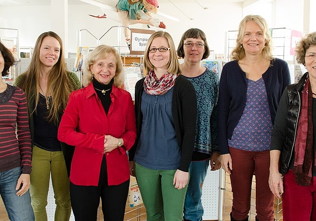 Das Bibliotheksteam (v.l.): Christina Hug, Nicole Minikus, Elisabeth Capaul, Nicole Krebser, Helen Dobberstein, Katrin Diab und Marie-Madeleine Stöckli. Foto: zVg