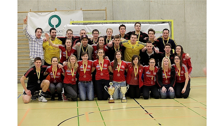 Damen und Herren des HC Rotweiss Wettingen, amtierende Hallenhockey- Schweizer-Meister 2014. Foto: Alfred Wälti 