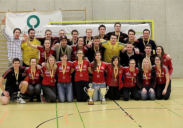 Damen und Herren des HC Rotweiss Wettingen, amtierende Hallenhockey- Schweizer-Meister 2014. Foto: Alfred Wälti 