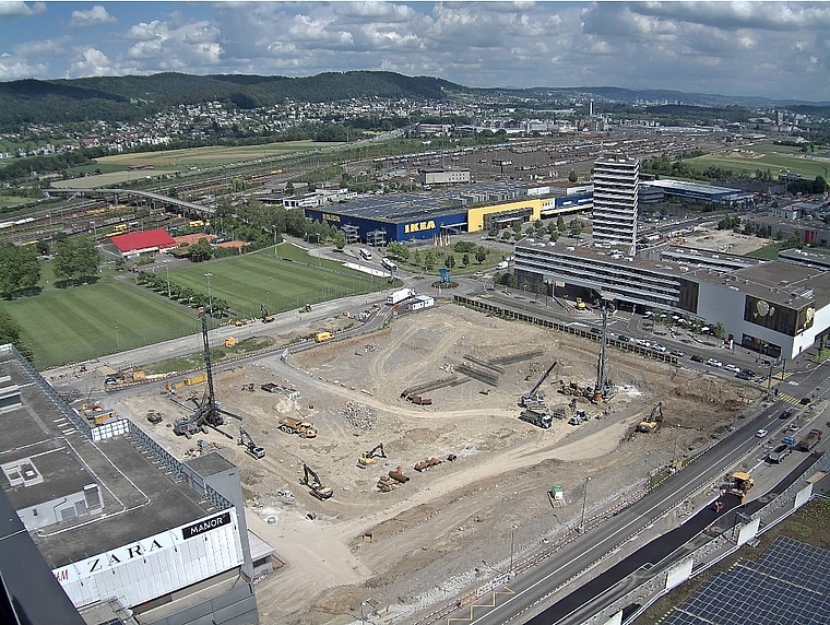 So sieht die Baustelle des «Tivoli Garten» im Moment aus. Sie liegt zwischen Shoppingcenter und der Überbauung Limmatspot. zVg