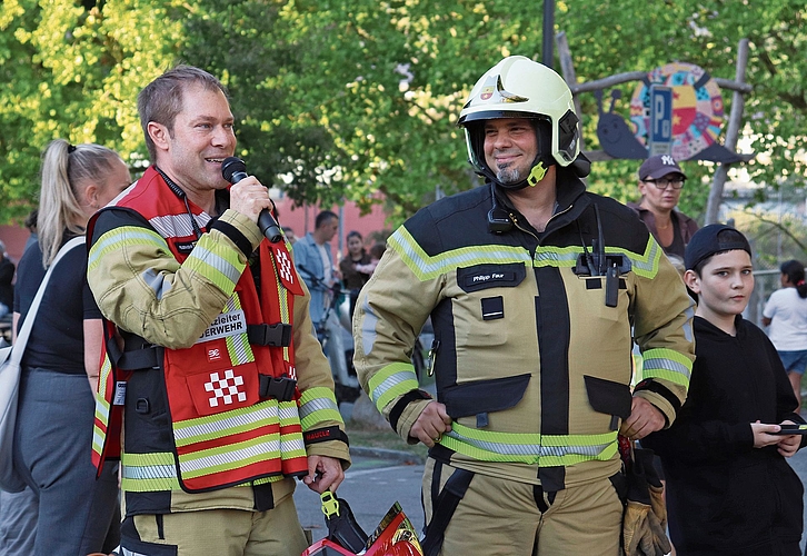 Einsatzleiter Thomas Schweizer (l.) bedankt sich. Neben ihm steht Kommandant Philipp Faur.Bilder: Isabel steiner Peterhans