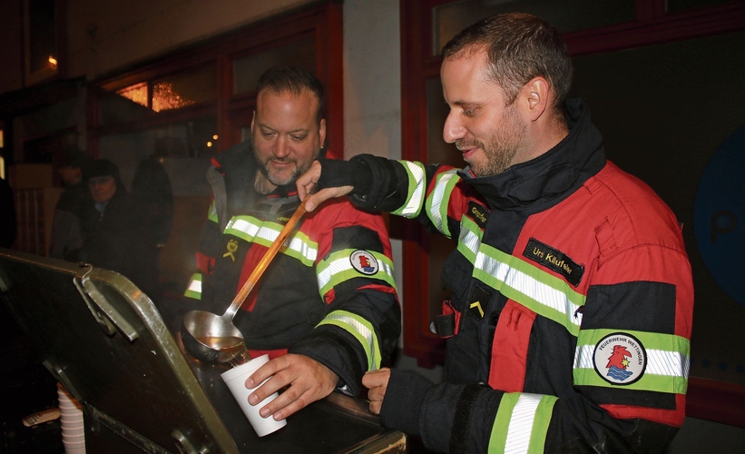 Schenken Suppe aus: Manuel Graf und Urs Käufeler (r.). bär