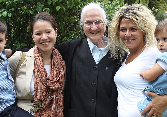 Wiedersehen Schwester Ancilla-Regis freut sich, ihre ehemaligen SchützlingeSonja Baumann (l.) und Angela Vaccaro Senna zu sehen.Fotos: bäroder Ponyreiten.Graffitiworkshop ...Kinderschminken ...